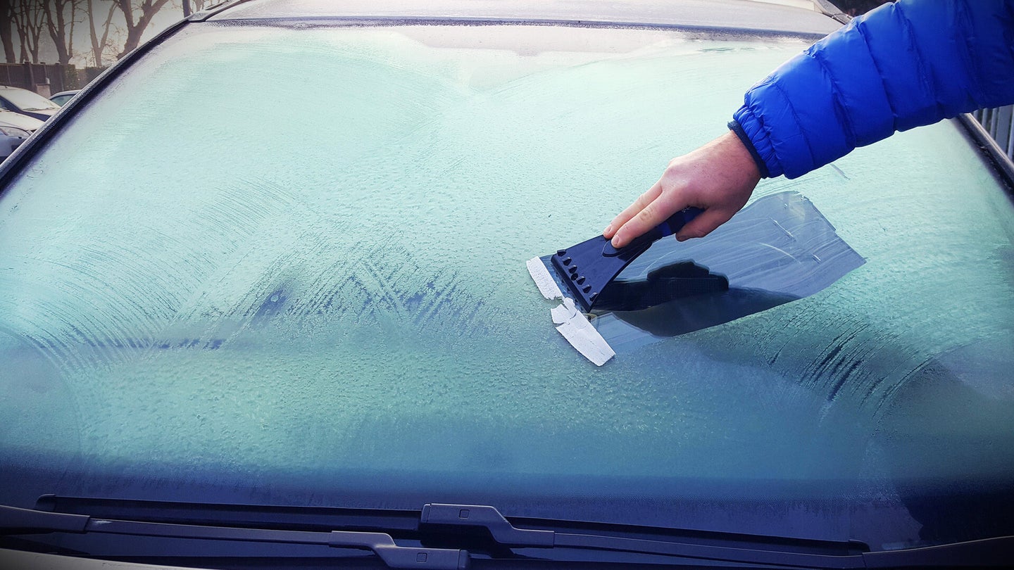 最好的挡风玻璃罩:保护你的车免受雪和碎片的伤害