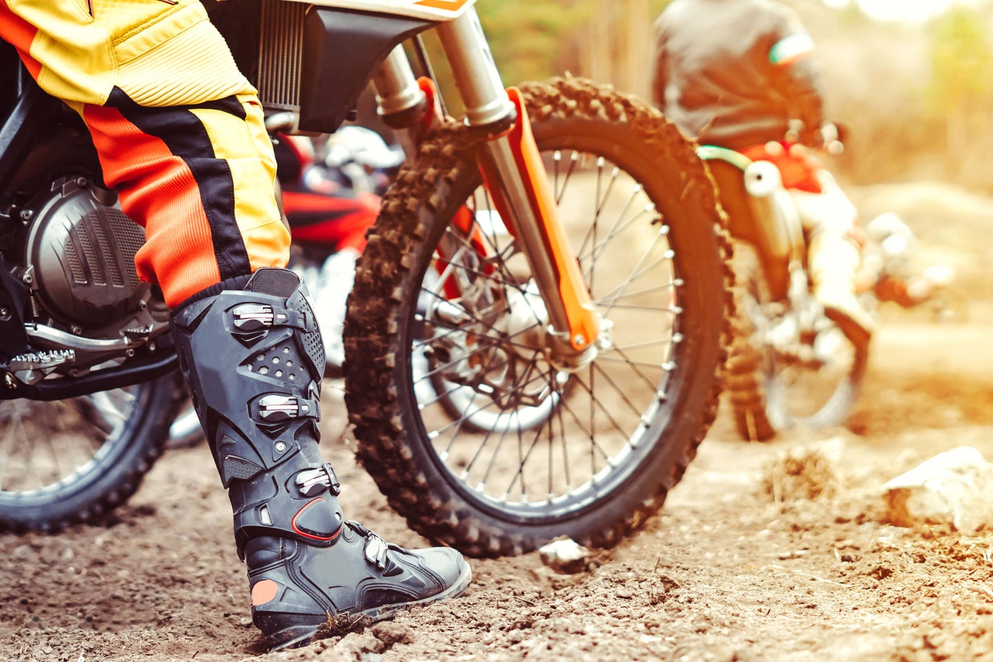 最佳摩托车越野靴:提高你的抓地力和控制力