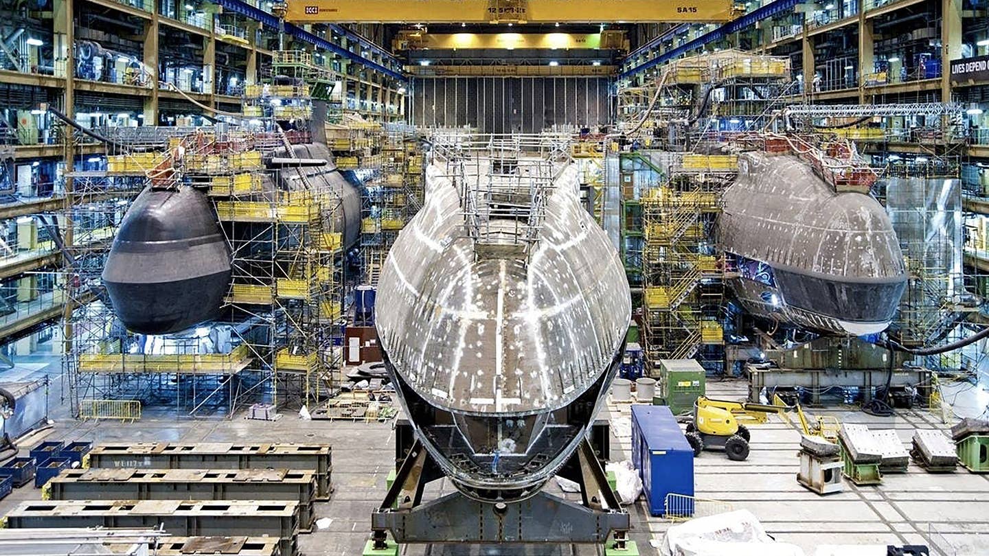 不，这些不是太空船坞里的星际飞船，它们是在建的核潜艇
