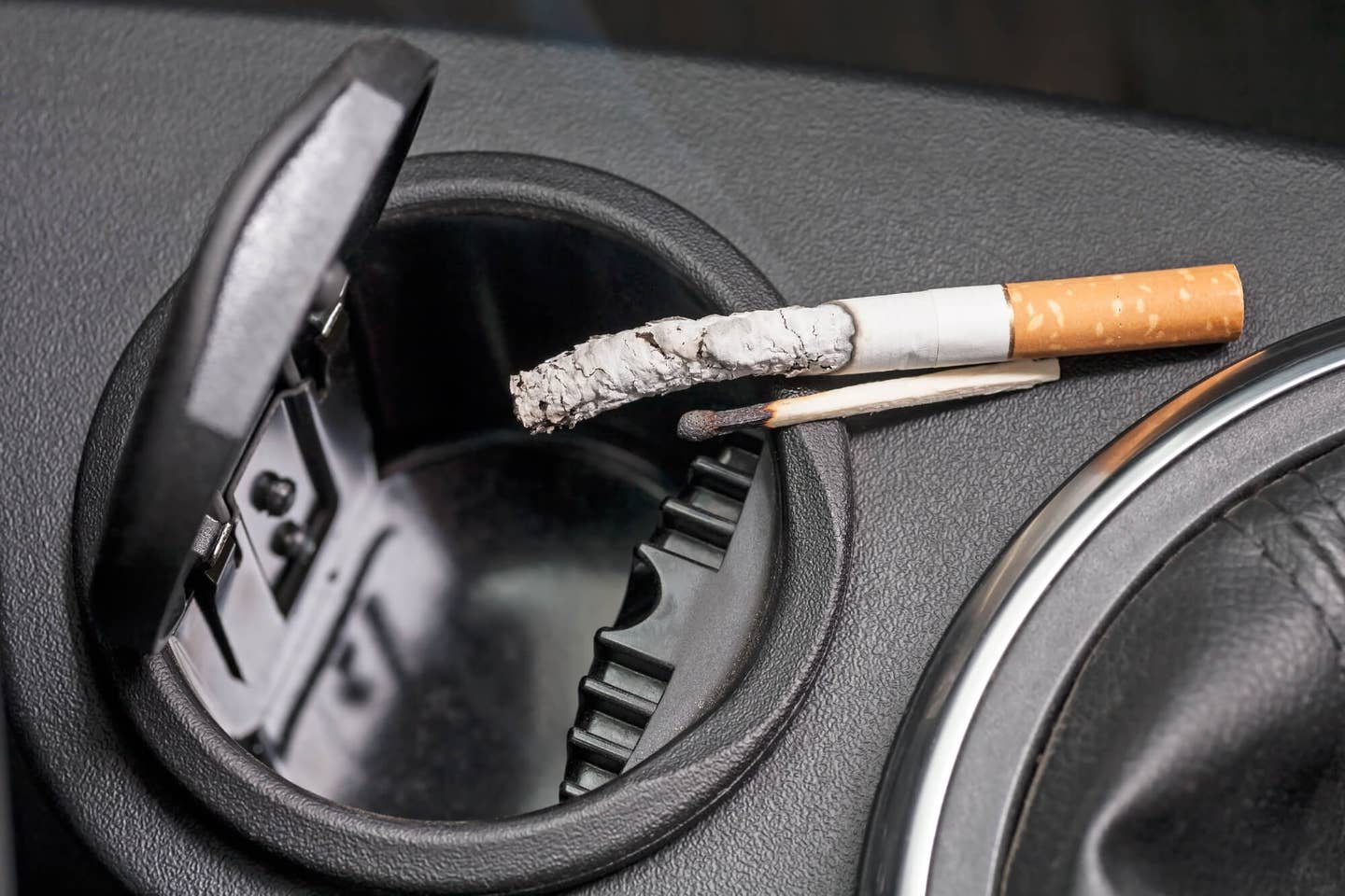 最好的汽车烟灰缸:防止气味和保持安全
