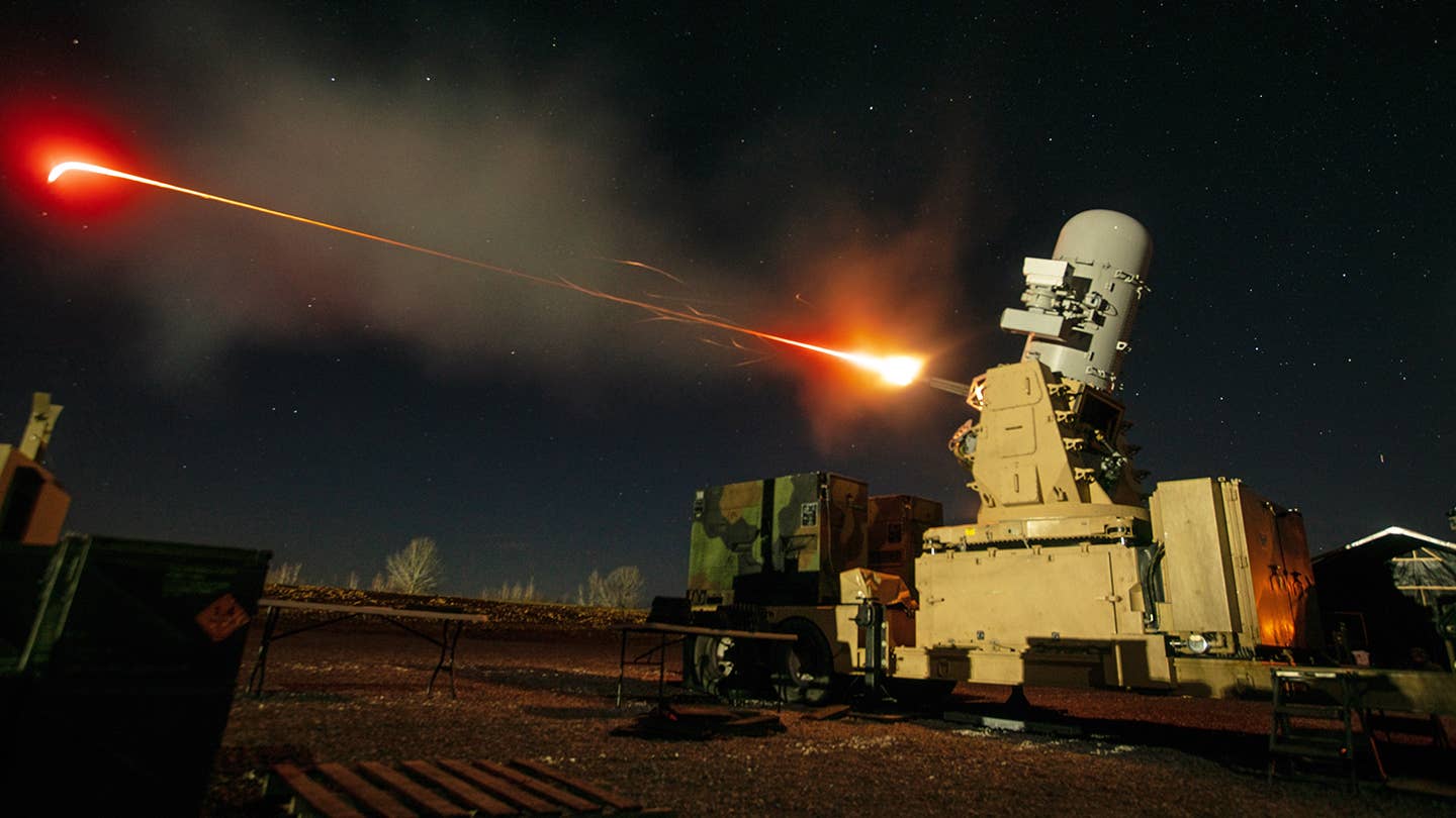 百夫长号轰鸣的炮弹仍在伊拉克绿区上空与火箭交战