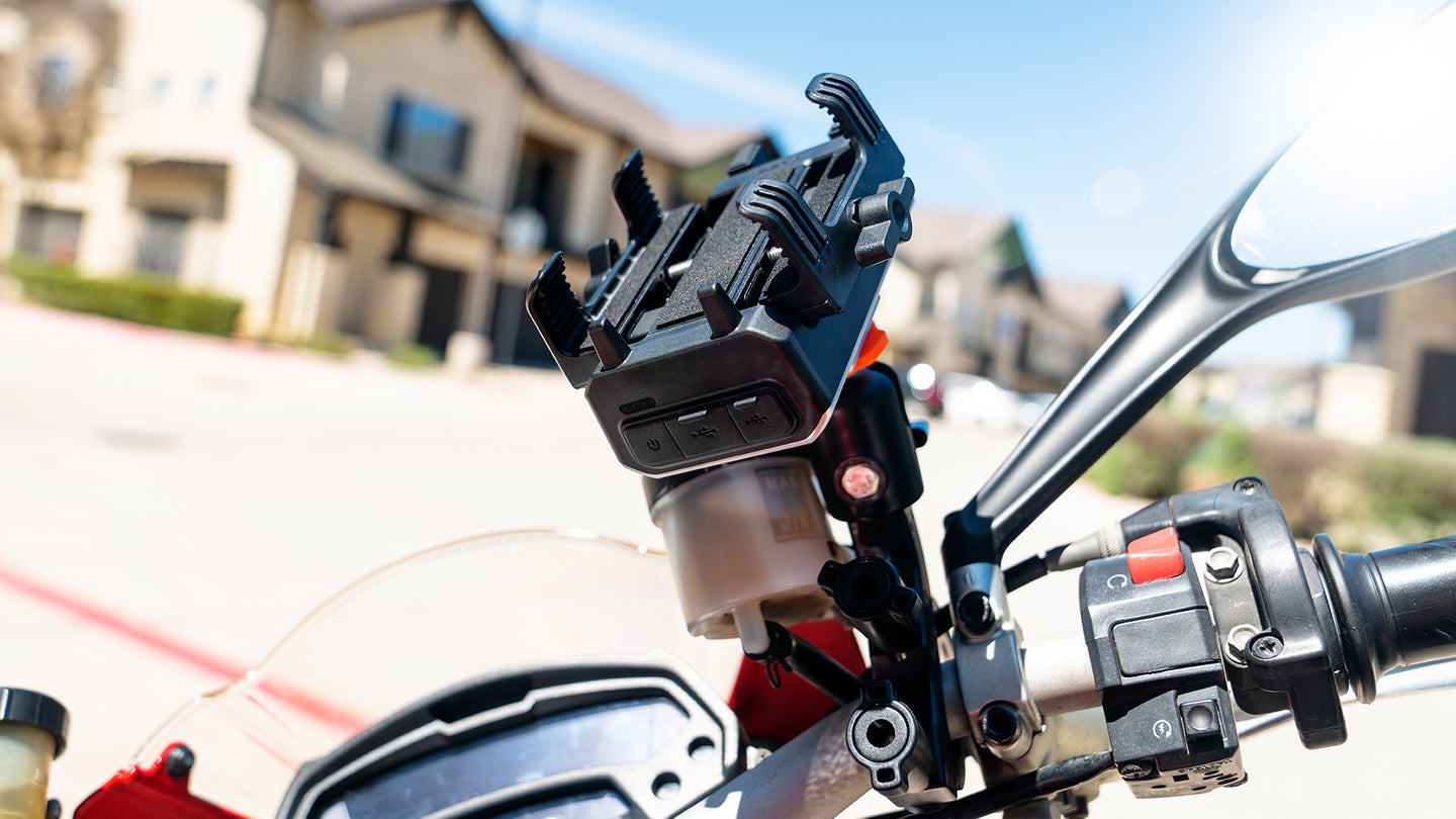 最好的摩托车手机支架:保持安全和连接，而你骑