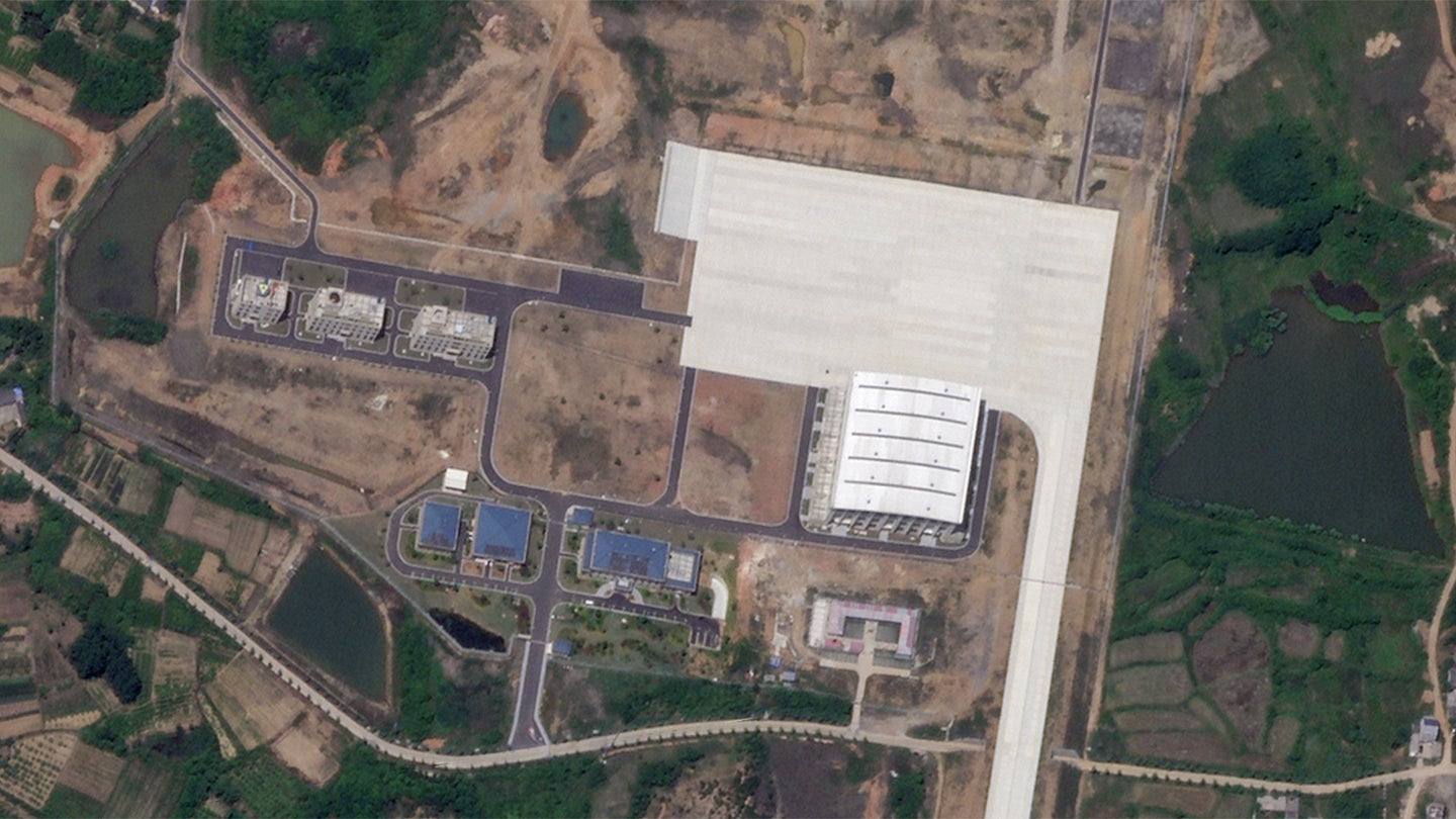 神秘的隐蔽设施与大型机库出现在中国轰炸机基地