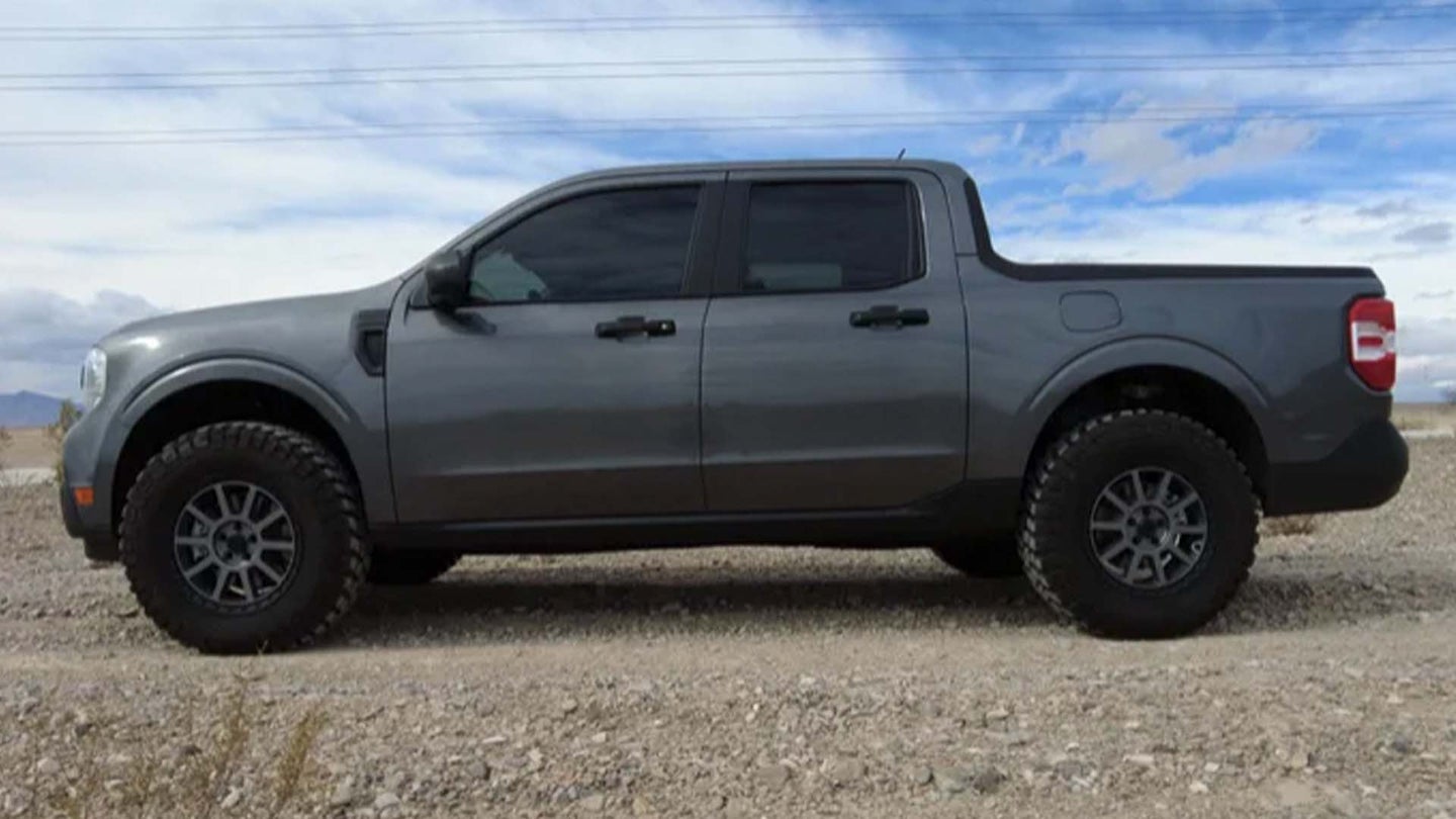 用32英寸轮胎举起的福特Maverick看起来像一辆真正的卡车