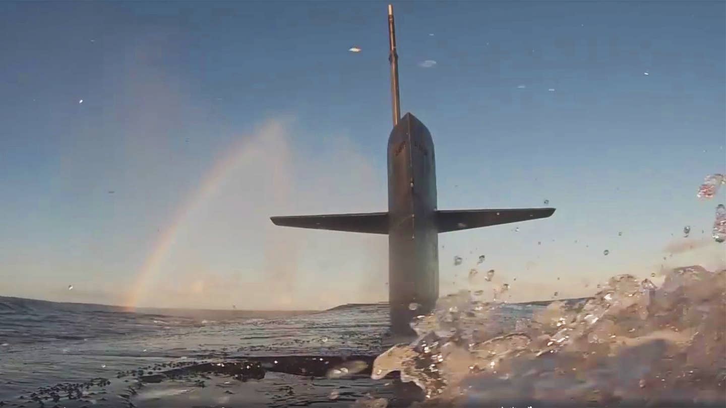观看一艘前所未有的核快速攻击潜艇潜水和浮出水面