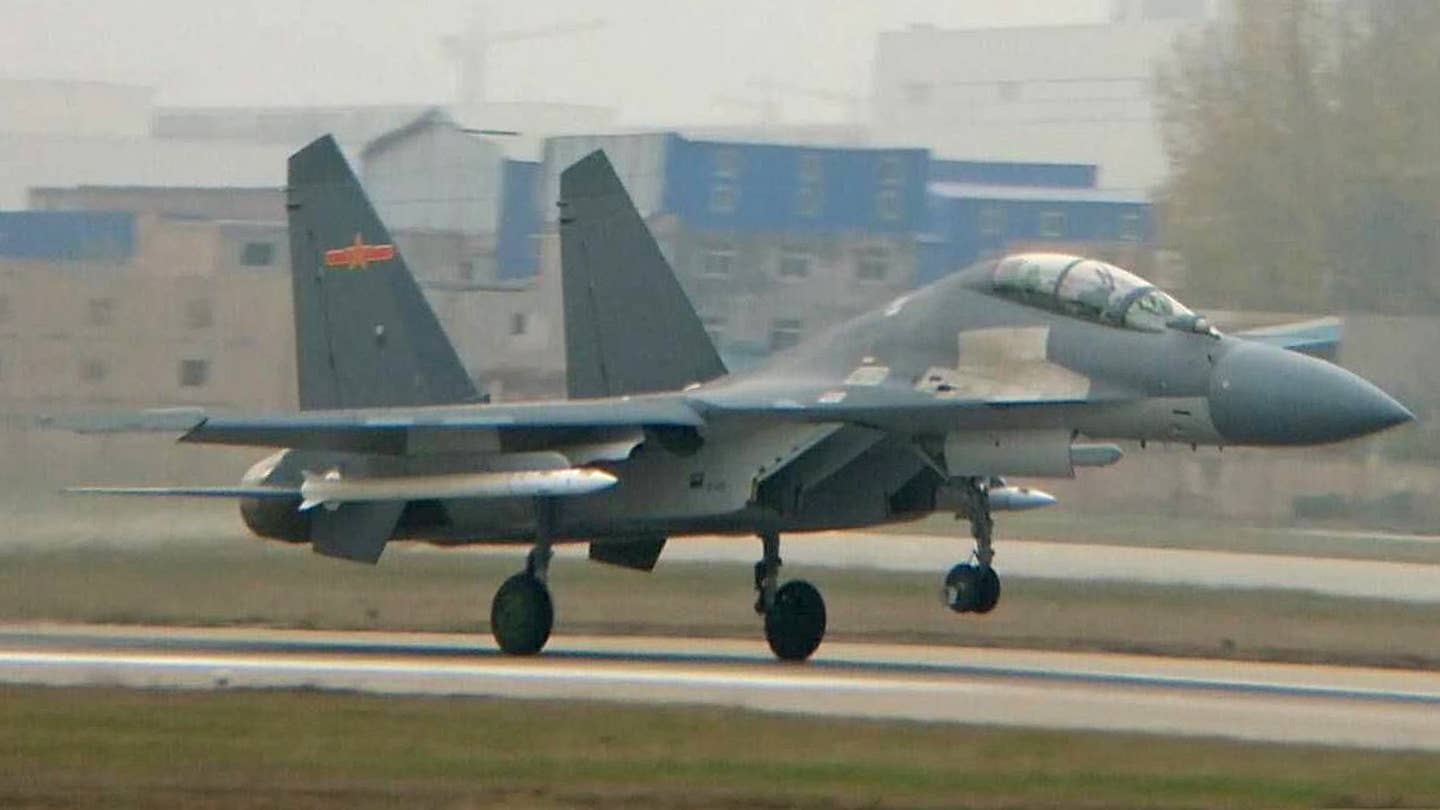 中国J-16战斗机机翼下出现的影子新导弹