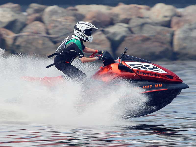川崎的310马力水上摩托在加利福尼亚海岸飙车