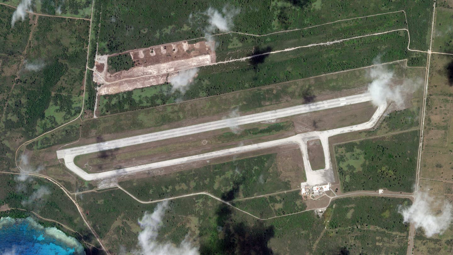 为了防止关岛被摧毁，在天尼安岛上建造空军基地已经开始