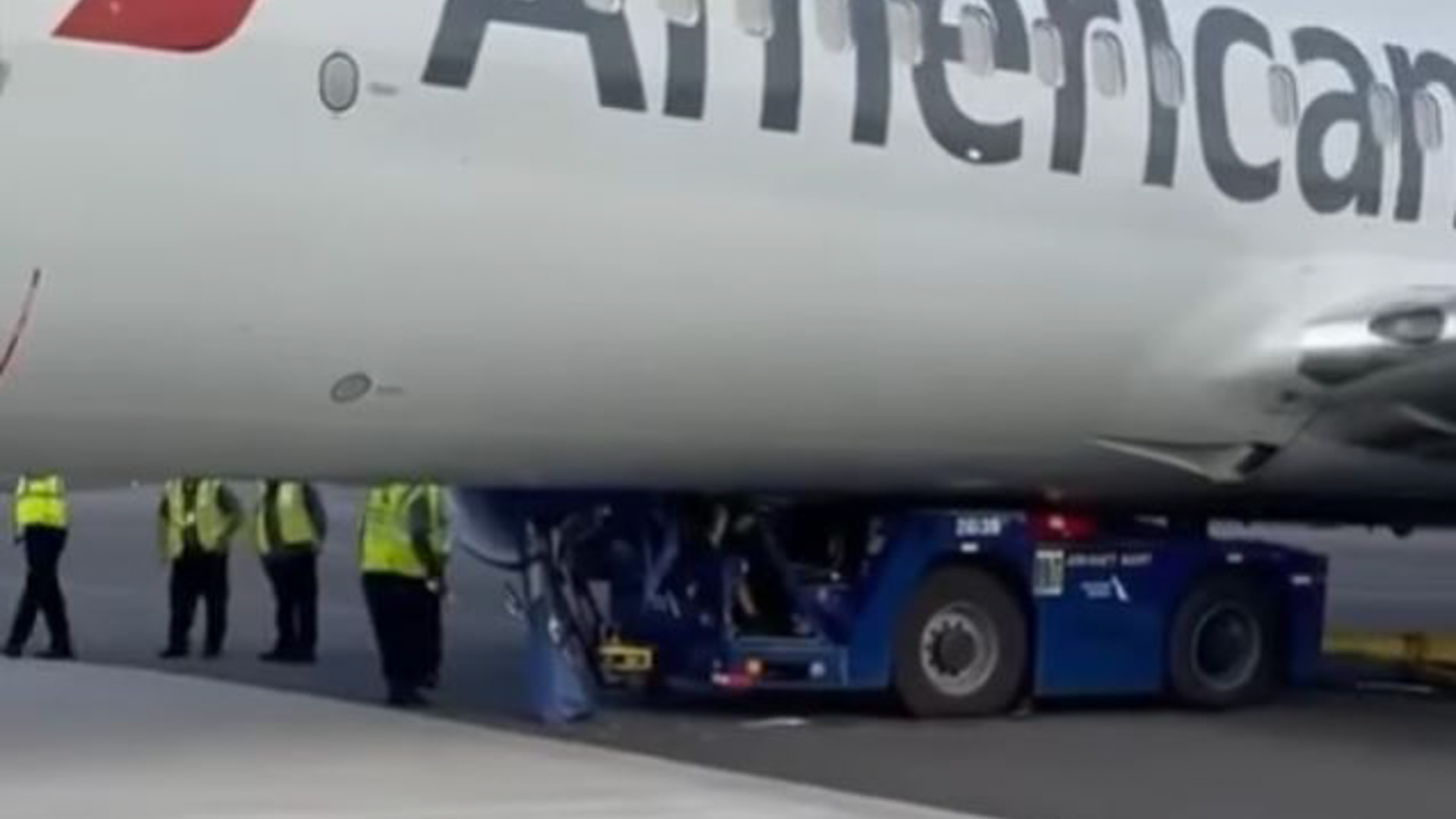 看看会发生什么当航空公司拖轮重叠带着一架飞机