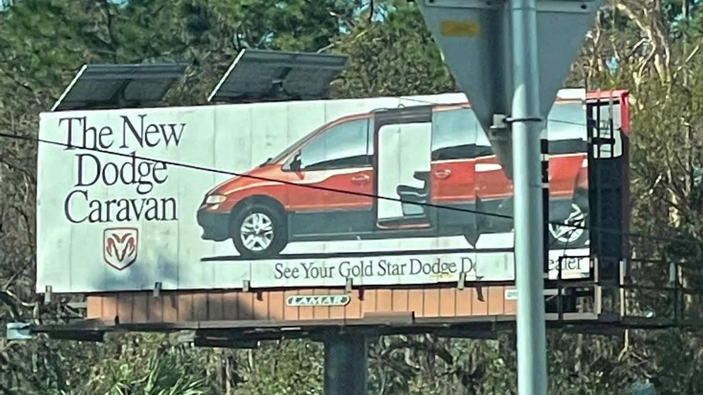 佛罗里达飓风伊恩曝光了保存完好的1996年道奇大篷车广告牌