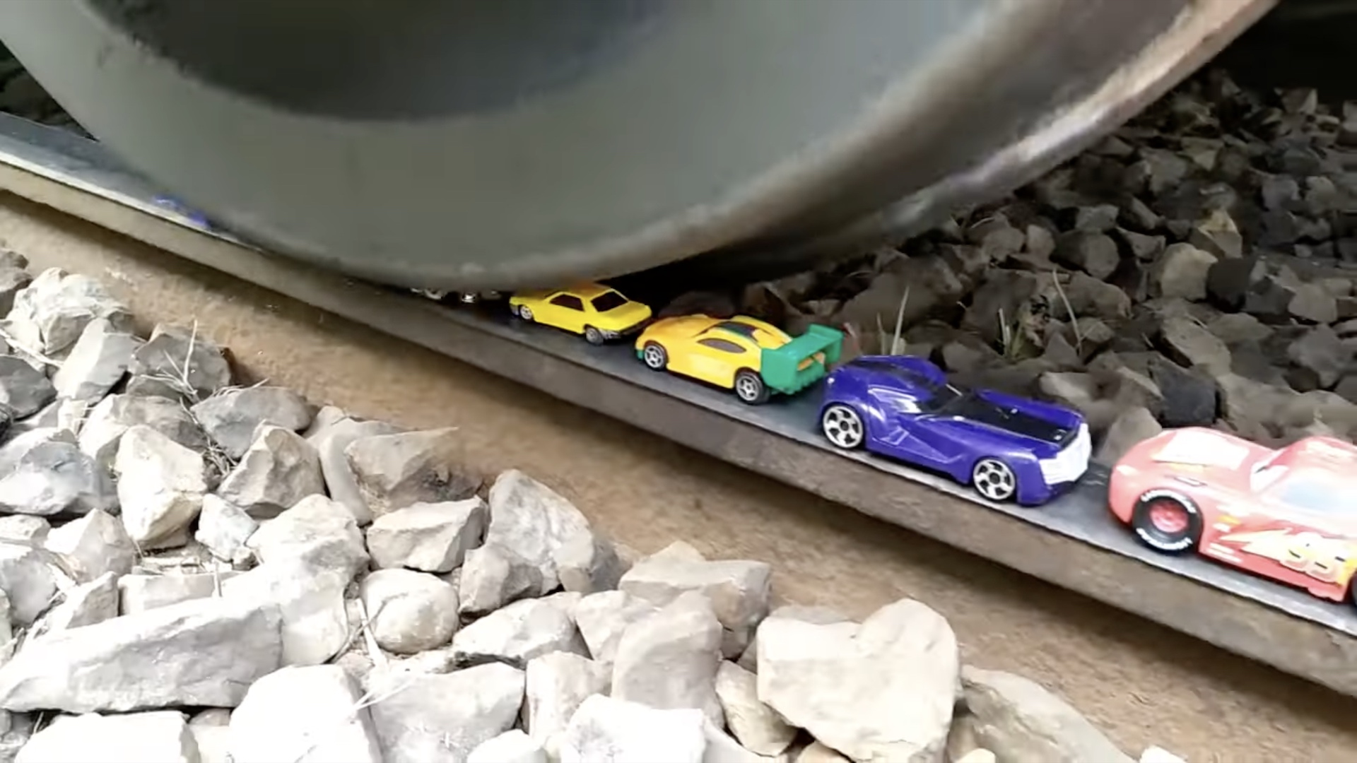 火车车轮碾压的一系列玩具汽车的铁路