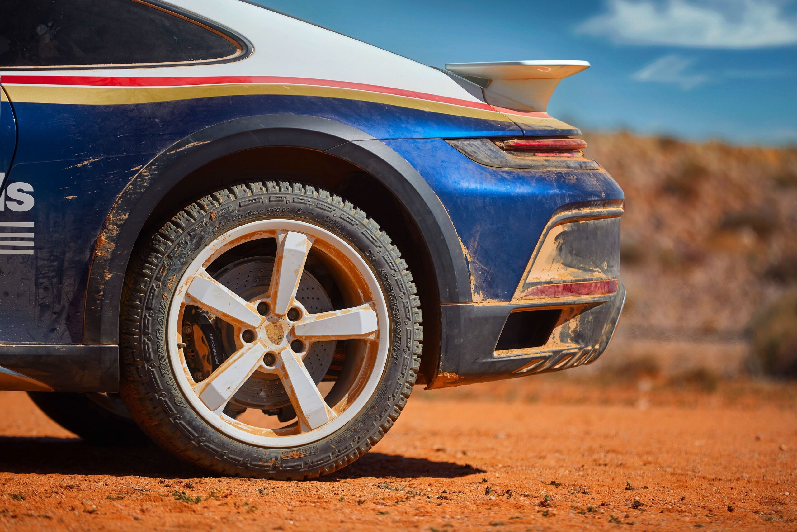 倍耐力的蝎子地形是第一个标准越野轮胎保时捷911