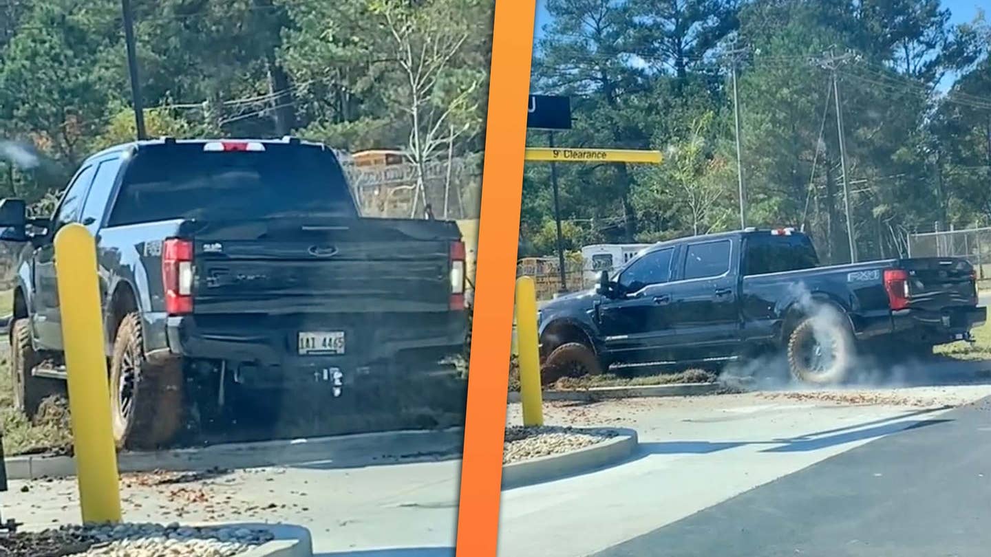 看一个福特超级值班司机把他们的卡车埋起来，试图切断汽车通道