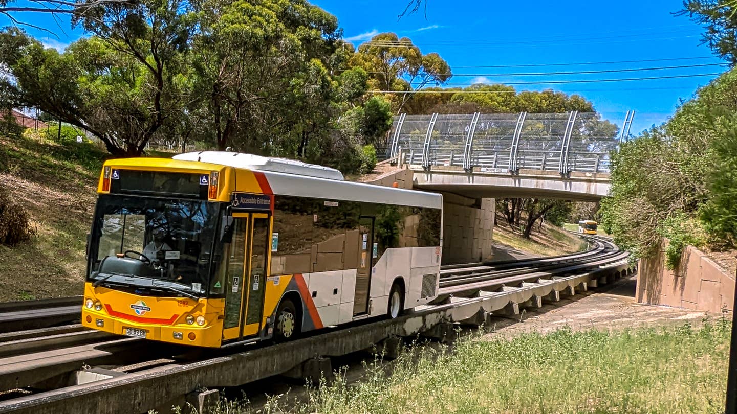 澳大利亚O-Bahn公共交通系统结合了公共汽车、火车和有轨电车。下面是它的工作原理