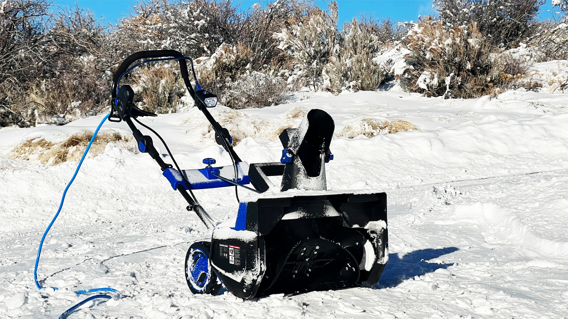 雪乔的电动单级除雪机保持即使犹他州的冬天