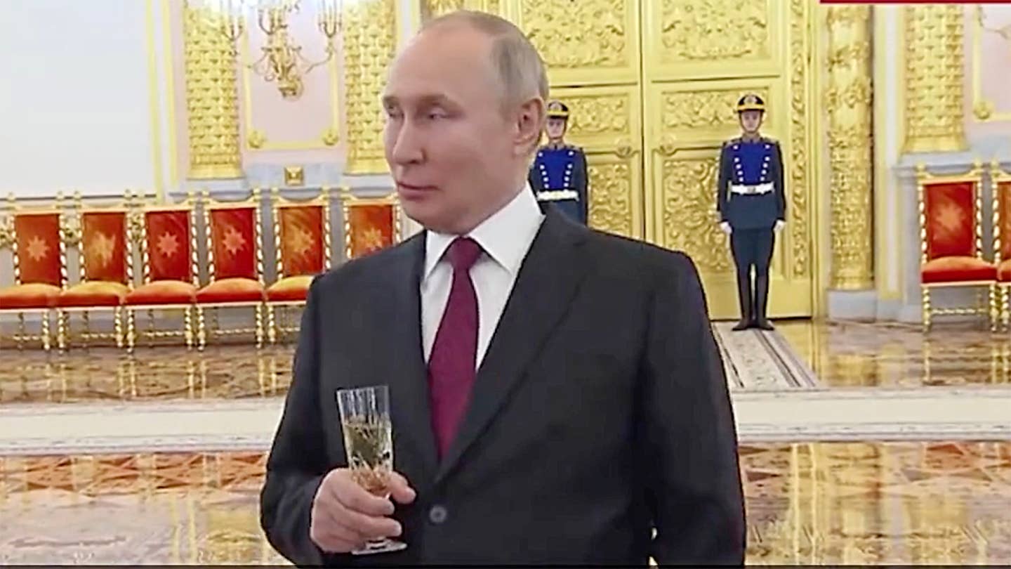 乌克兰局势报告:手握香槟杯，普京誓言攻击更多能源电网