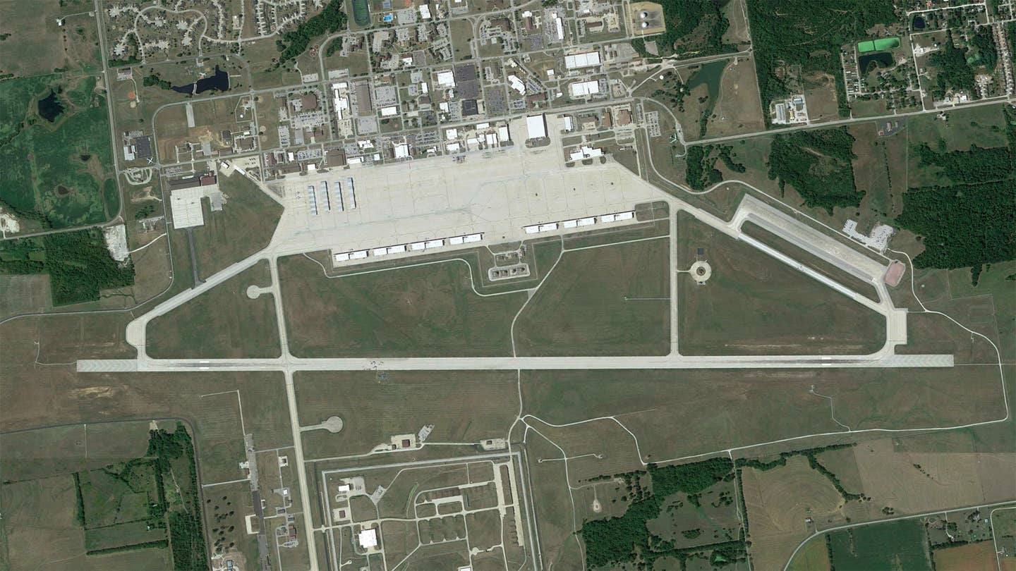 B-2轰炸机事故后，怀特曼空军基地的跑道仍然关闭