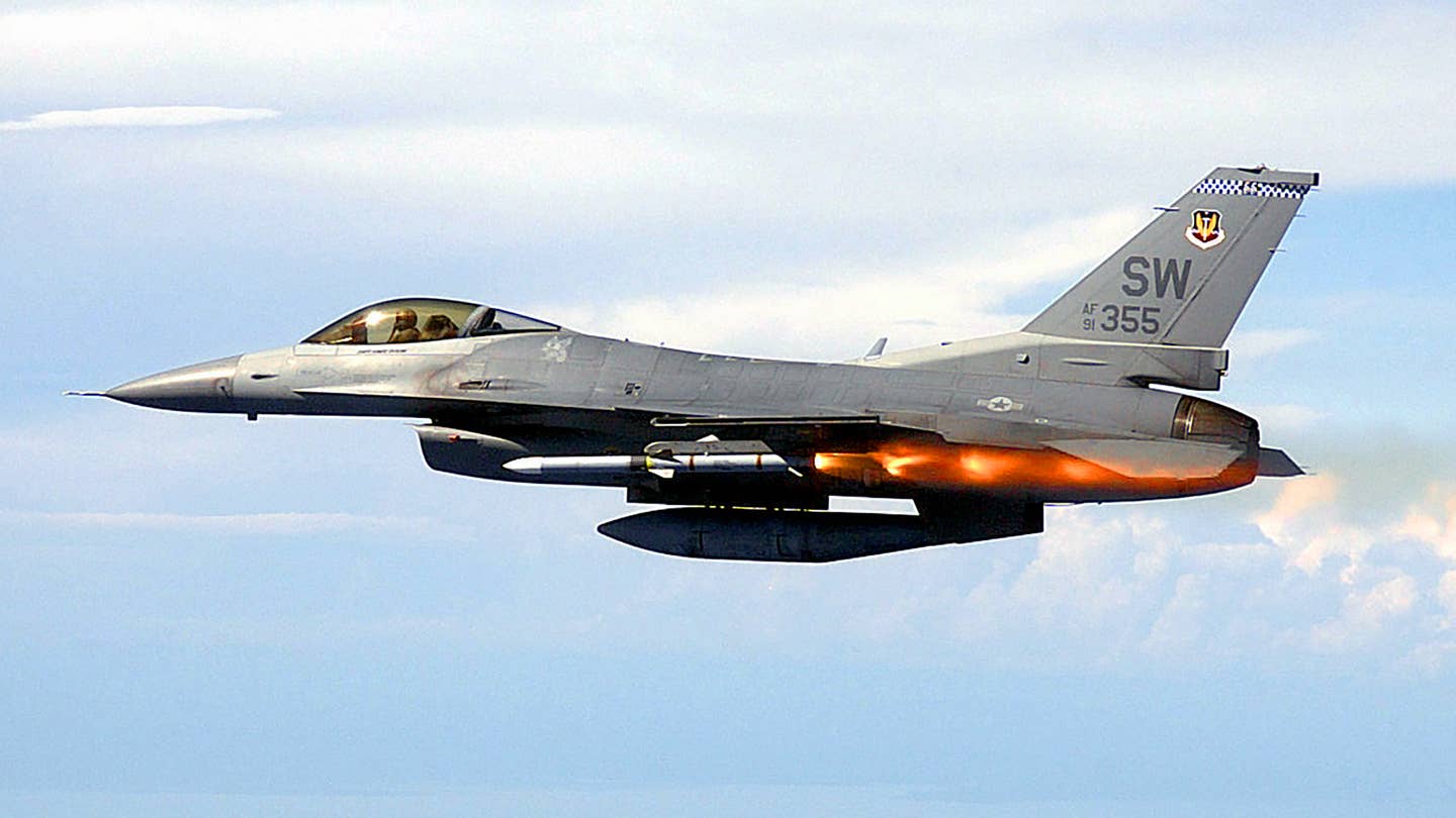 第一枚AIM-120中程导弹和美国F-16歼击发生在30年前
