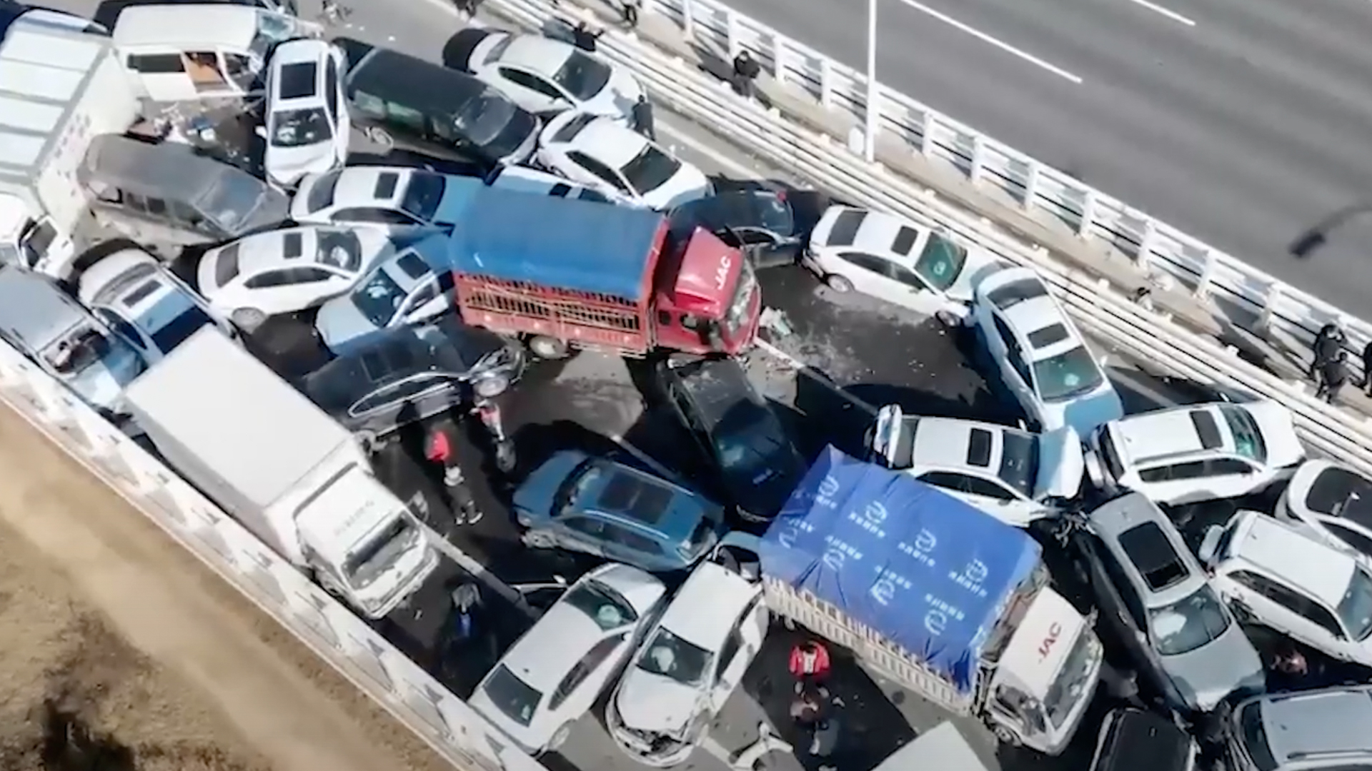 200辆车连环相撞，中国桥上多人被困