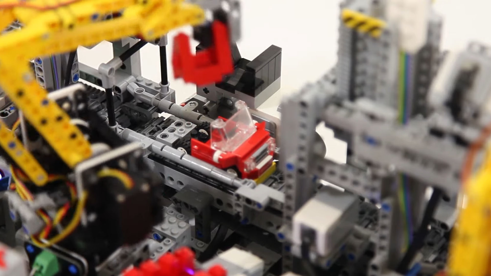 这个自动化的乐高汽车生产线建立小玩具汽车就像一个全尺寸的工厂