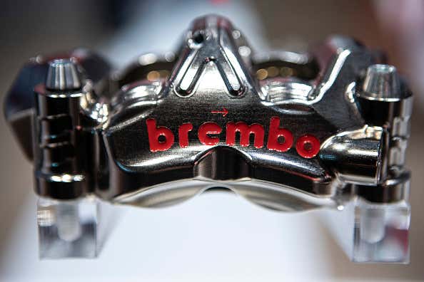 银色Brembo制动卡钳的特写镜头。