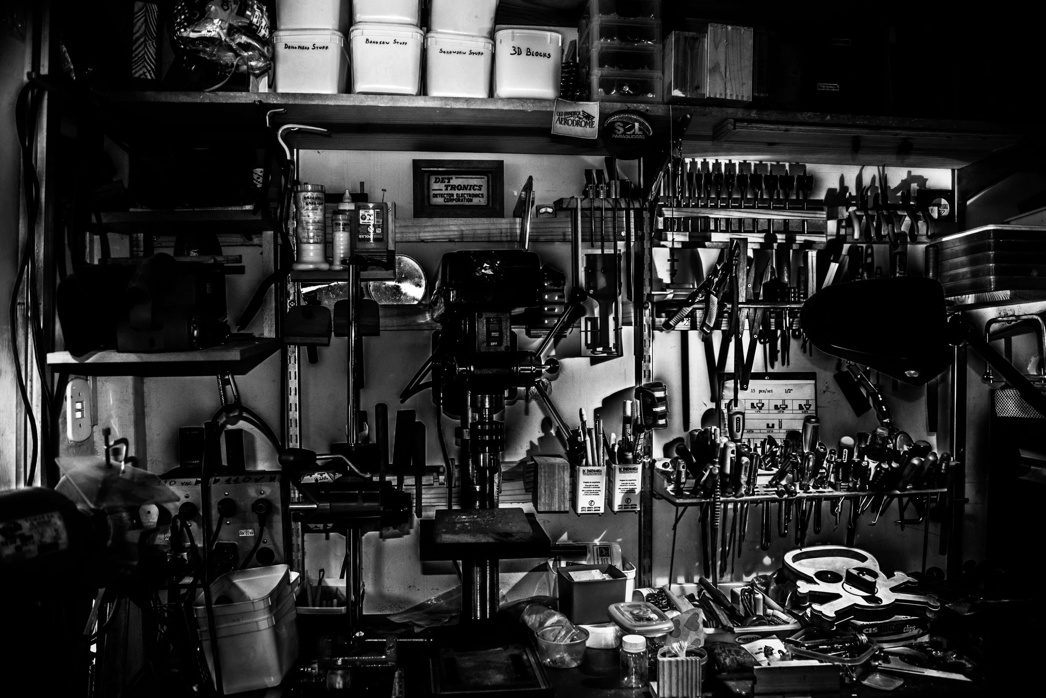 一张黑白照片，显示车库货架上有各种工具。