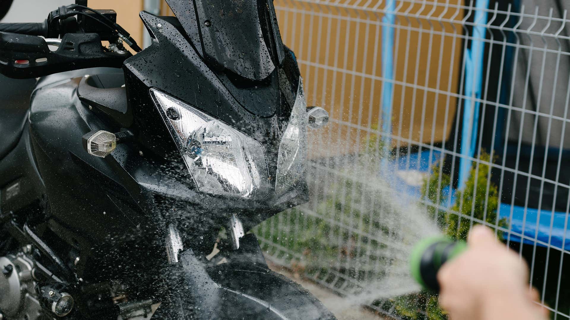 用高压水源清洁摩托车时，请小心密封和电子产品。