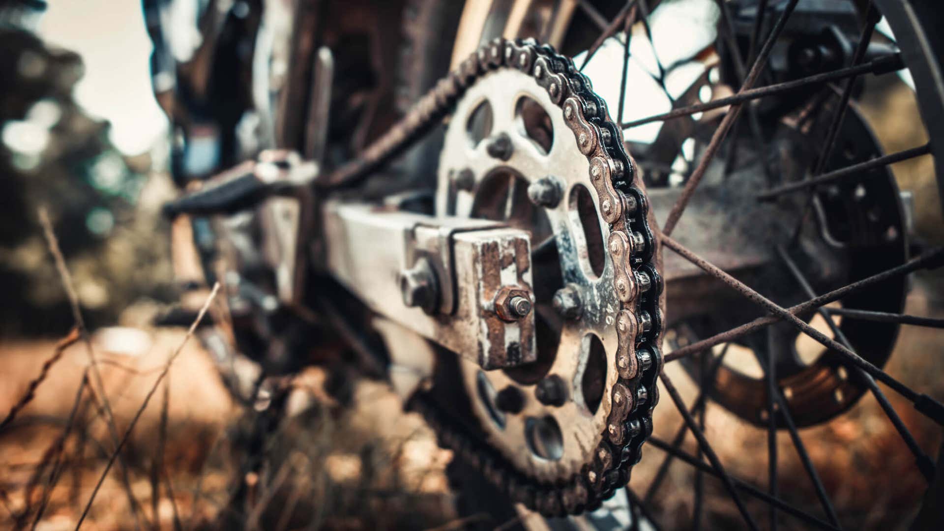 摩托车链条脏了会加速自行车的磨损。
