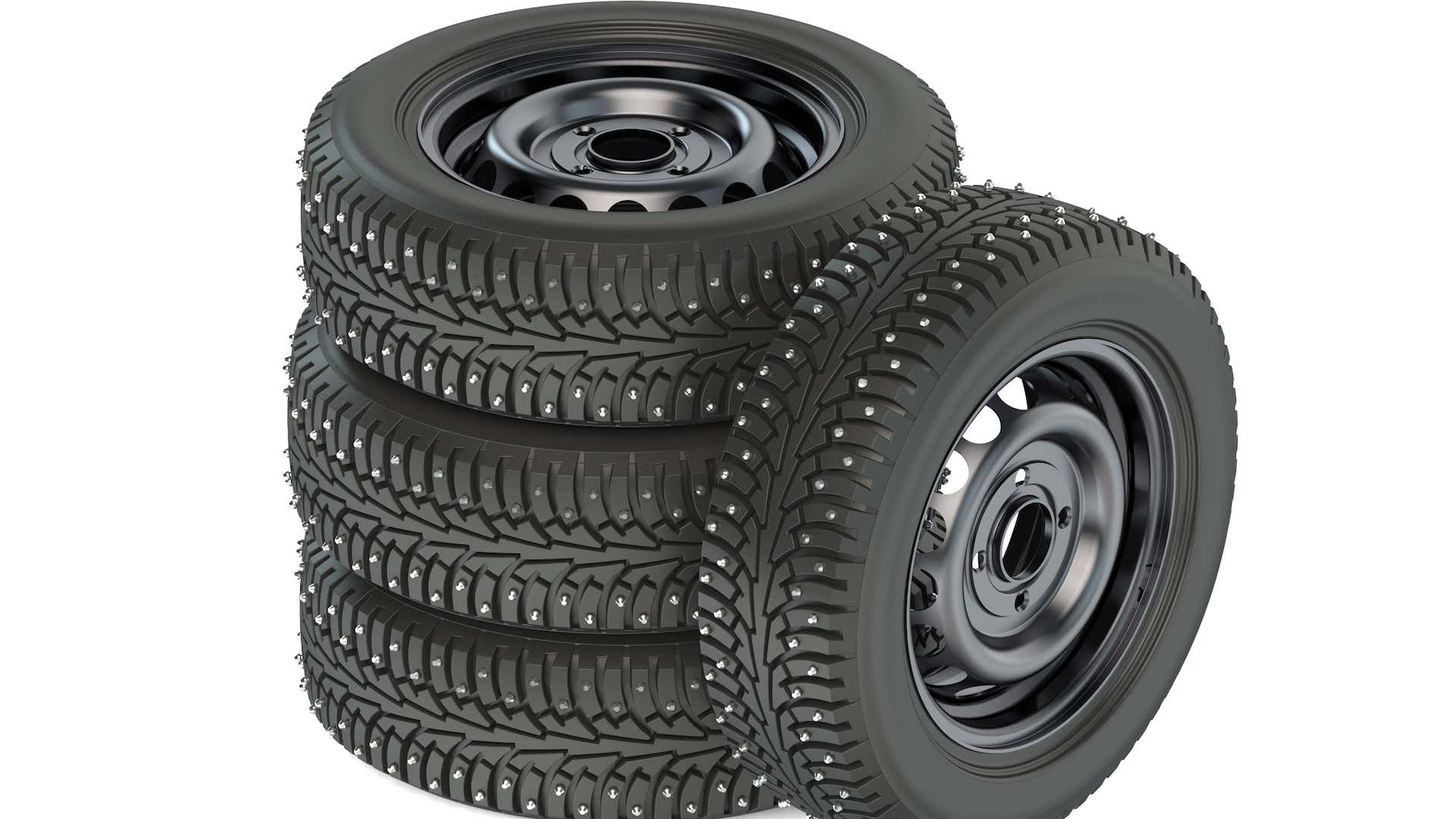 镶钉冬季轮胎在恶劣天气下提供终极抓地力。