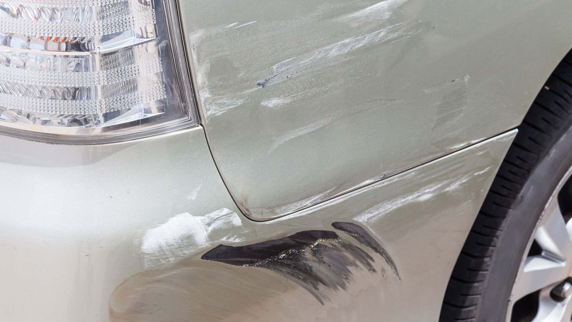 深色油漆会弄脏一辆米白色的汽车。