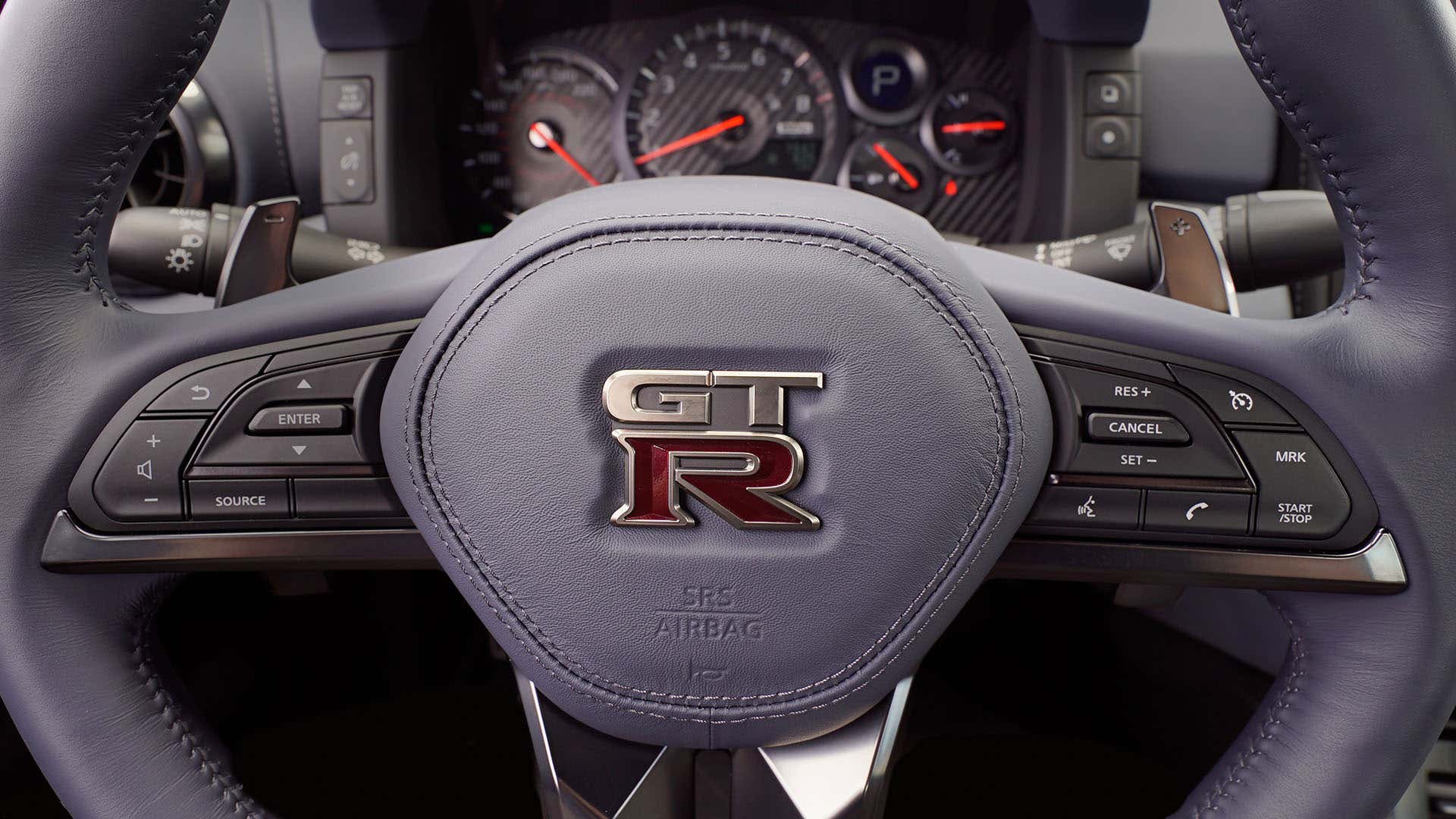 尼桑GT-R的方向盘与换档。