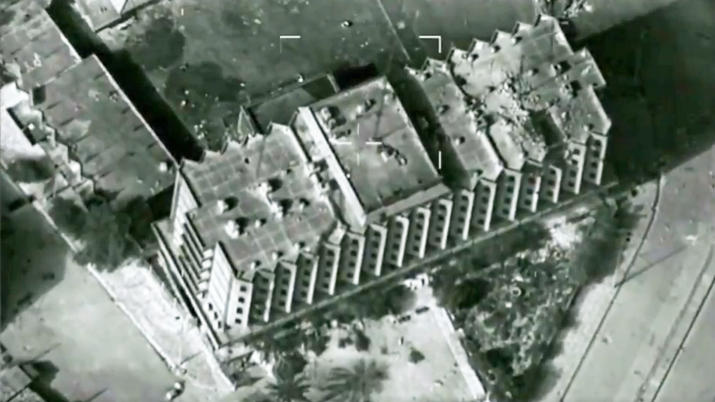 观看一架B-52歼灭ISIS在摩苏尔控制的大型酒店