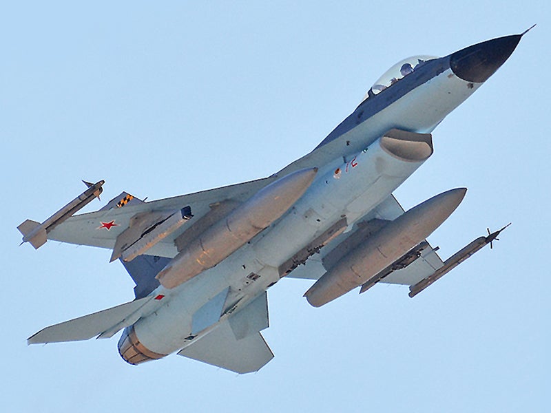 美国空军的“侵略者”F-16战斗机被粉刷成“鲨鱼”图案，模仿最新的俄罗斯战机