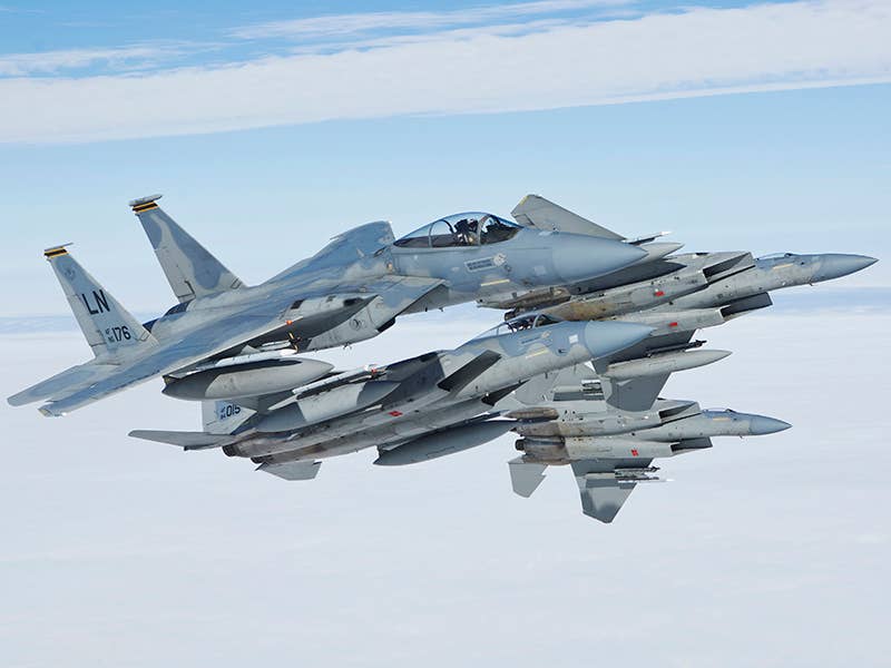 美国空军打算退役F-15C鹰式战斗机，用升级的f -16战斗机取而代之