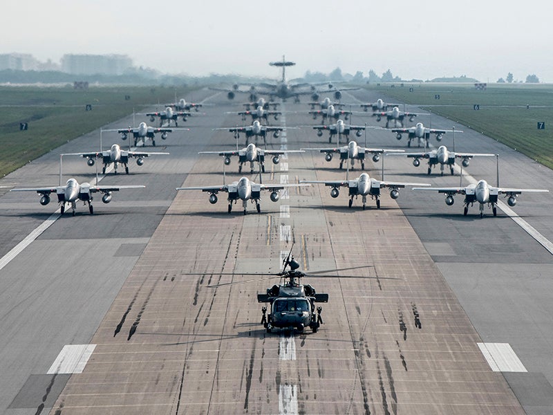 嘉手纳空军基地在“大象漫步”演习中展示火力