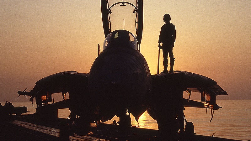 一名雄猫飞行员早期驯服强大的F-14的挣扎