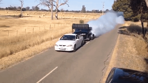 澳大利亚尤特人在另一个尤特人拖的拖车上烧坏了