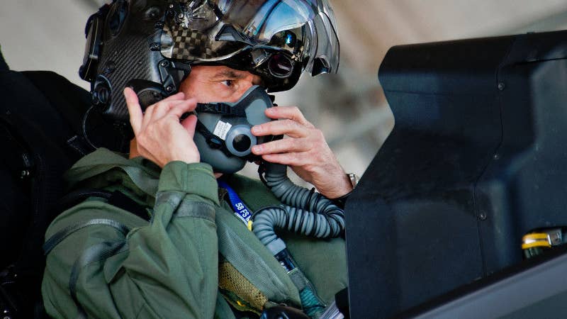 美国空军和美国海军尝试新的解决方案，但仍在与飞机氧气问题作斗争