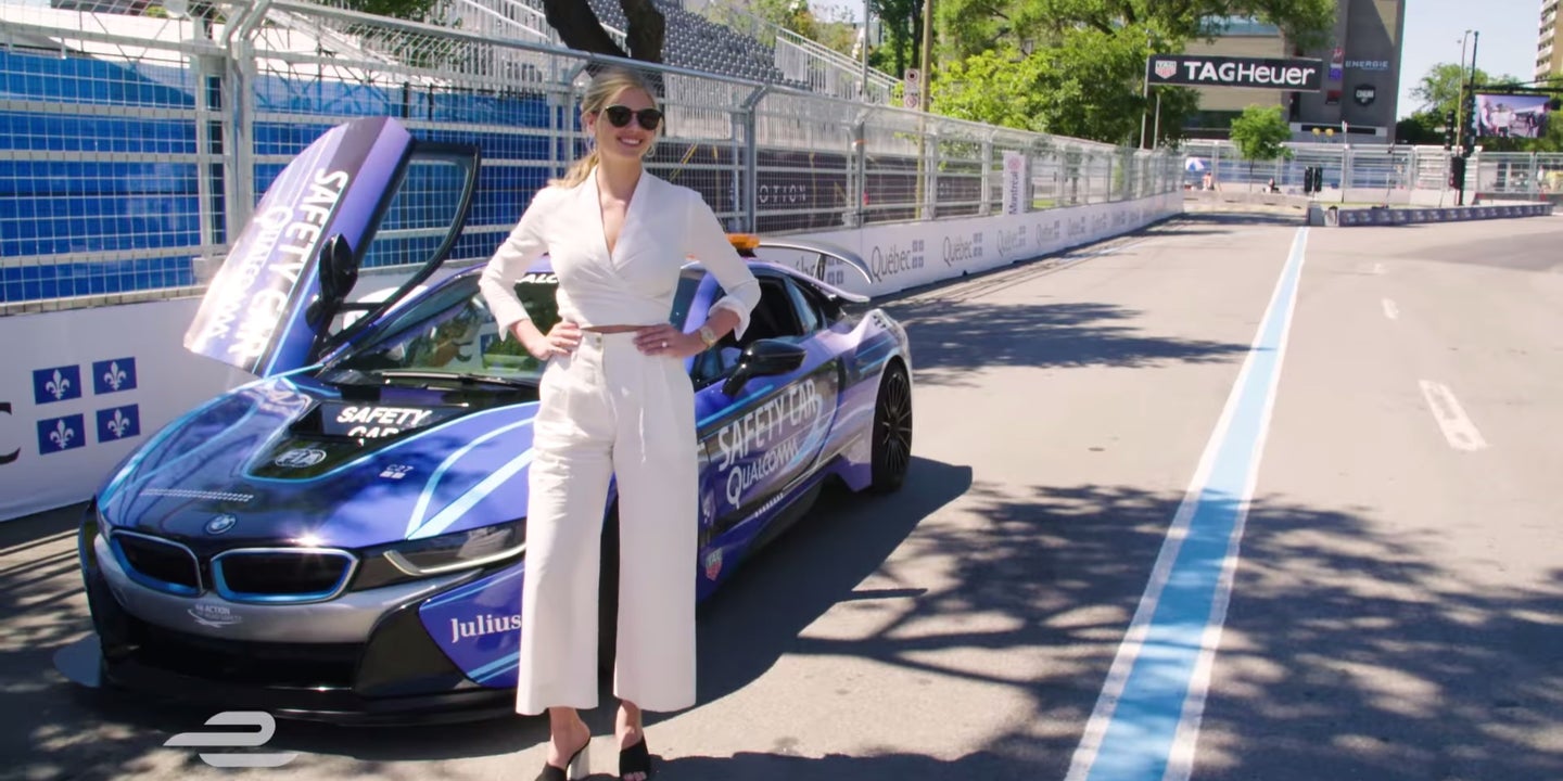 看凯特·阿普顿开着宝马i8在蒙特利尔的电动方程式赛道上驰骋一圈