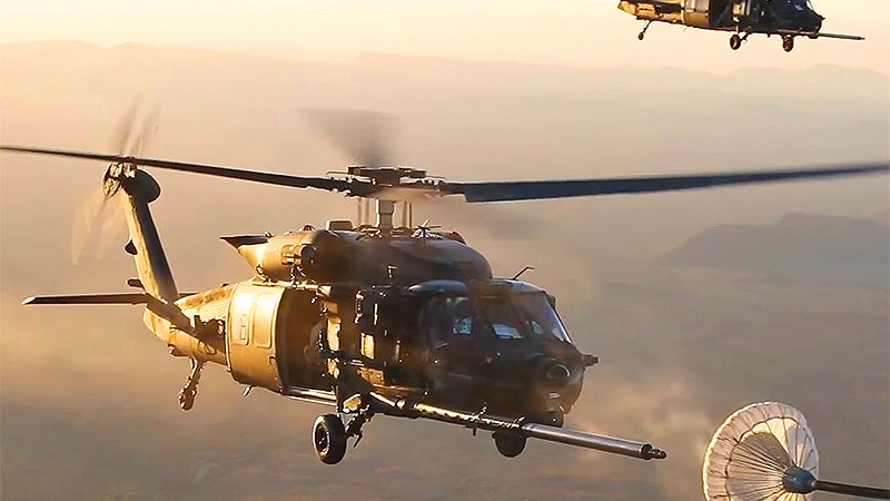 这段MH-60M特种作战直升机在日落时加油的慢镜头视频是光荣的