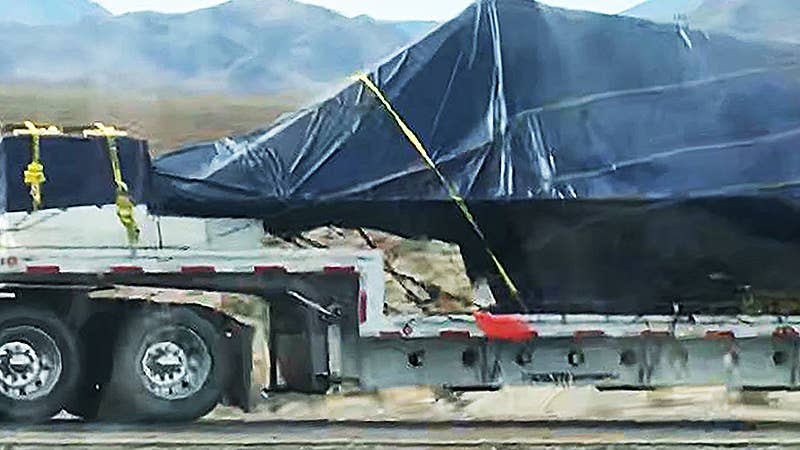 有盖的F-117被拖车运送到内华达州南部的照片出现了