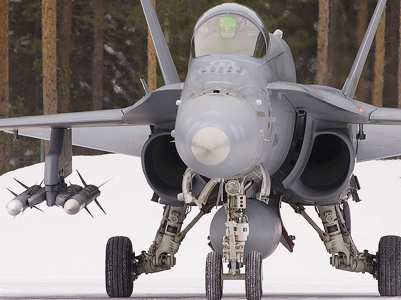 加拿大可能购买射程超过CF-18雷达的AIM-120D导弹