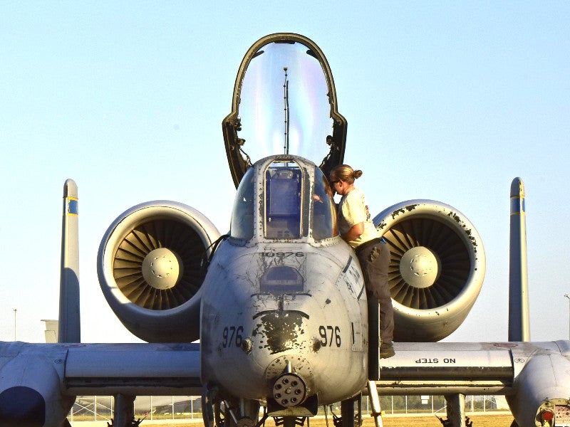 美国空军高级平民是a -10的“粉丝”，但仍有数十架可能被停飞