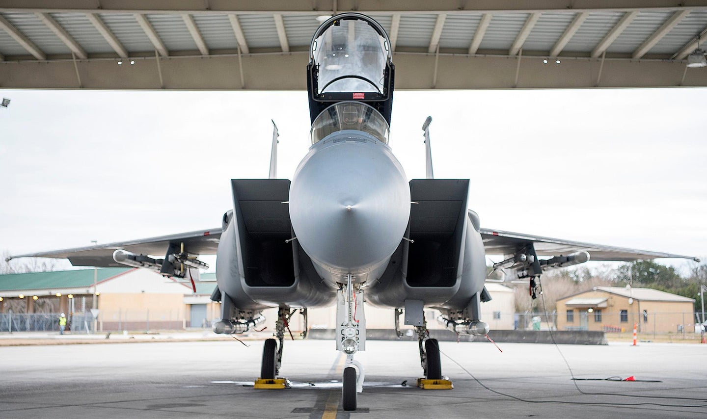美国F-15C“鹰”和保形油箱回到了未来