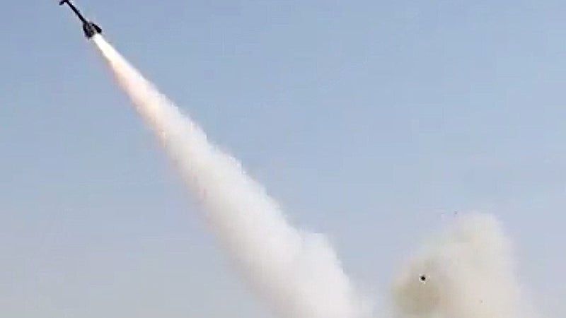 飞机用改装成地对空导弹的R-27空对空导弹袭击也门上空