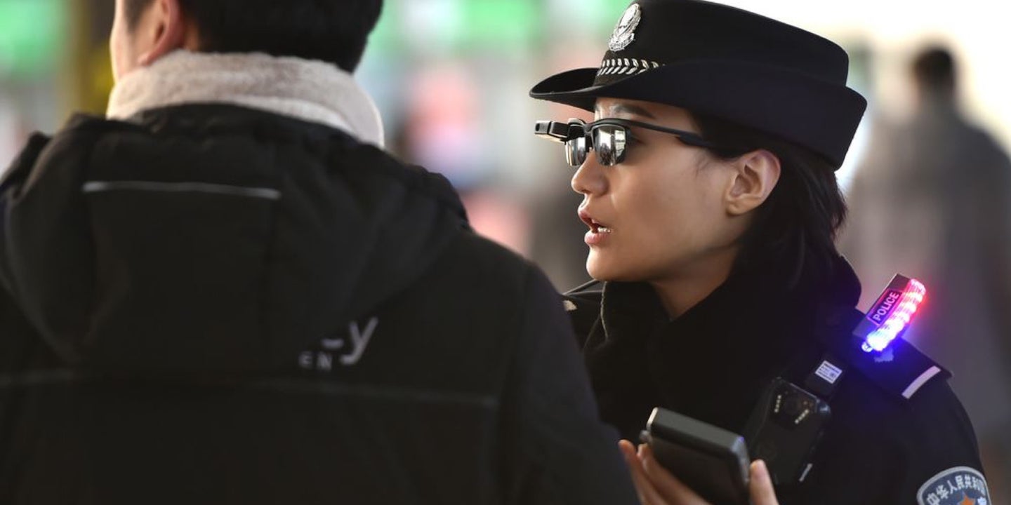 北京警方使用智能眼镜识别乘客和扫描车牌