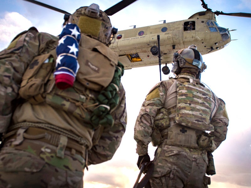 在这段来自阿富汗的视频中，美国空军伞兵对陆军的支奴干直升机表示赞赏