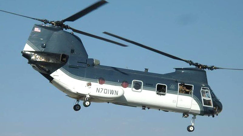 美国国务卿在阿富汗乘坐持枪的“使馆空中”直升机