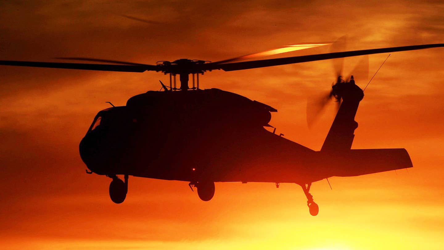 这是突击队拉登的UH-60黑鹰在芝加哥附近所做的事情