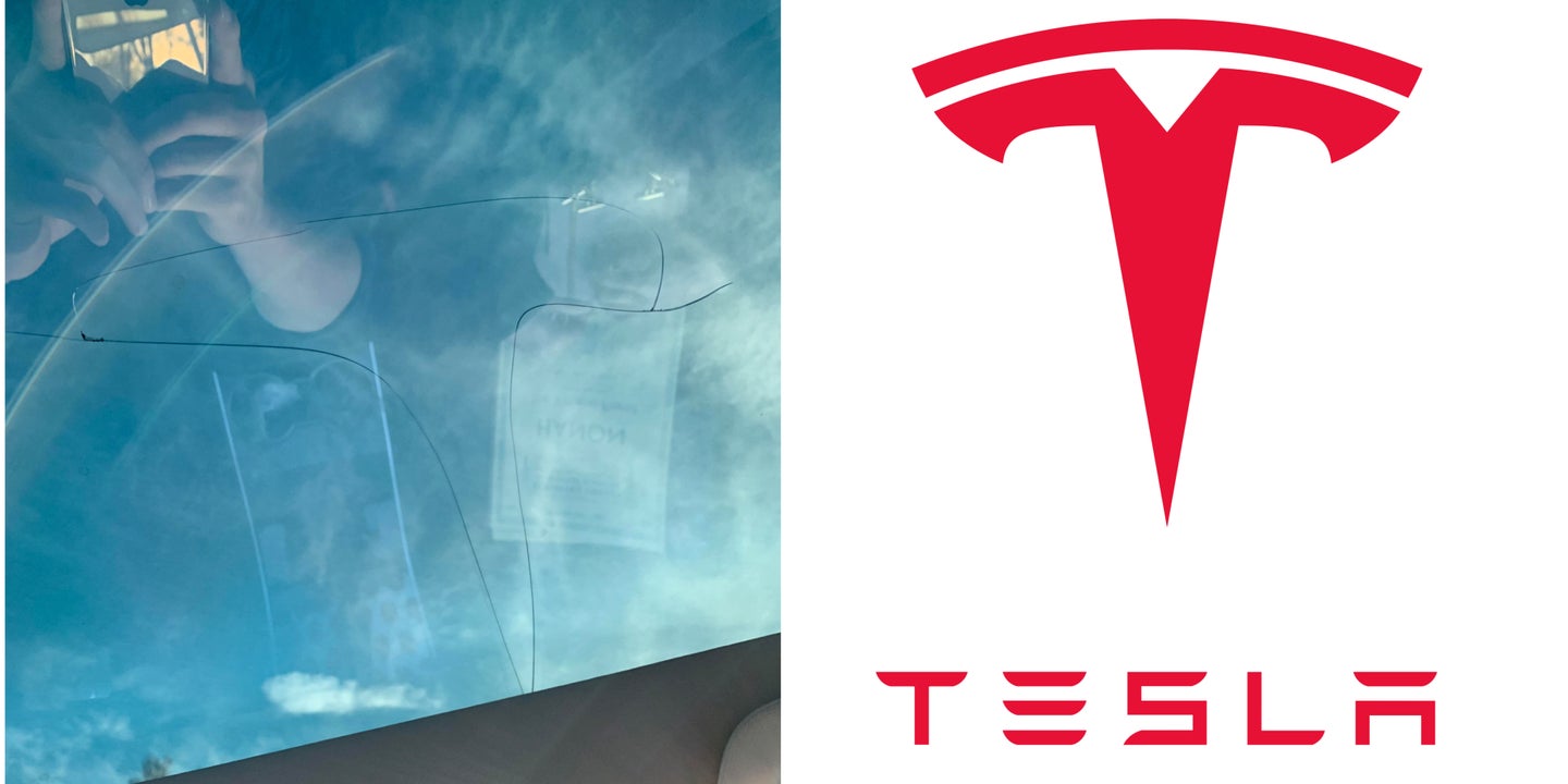 特斯拉Model 3的窗户诡异地裂开了，形状和公司标志一模一样